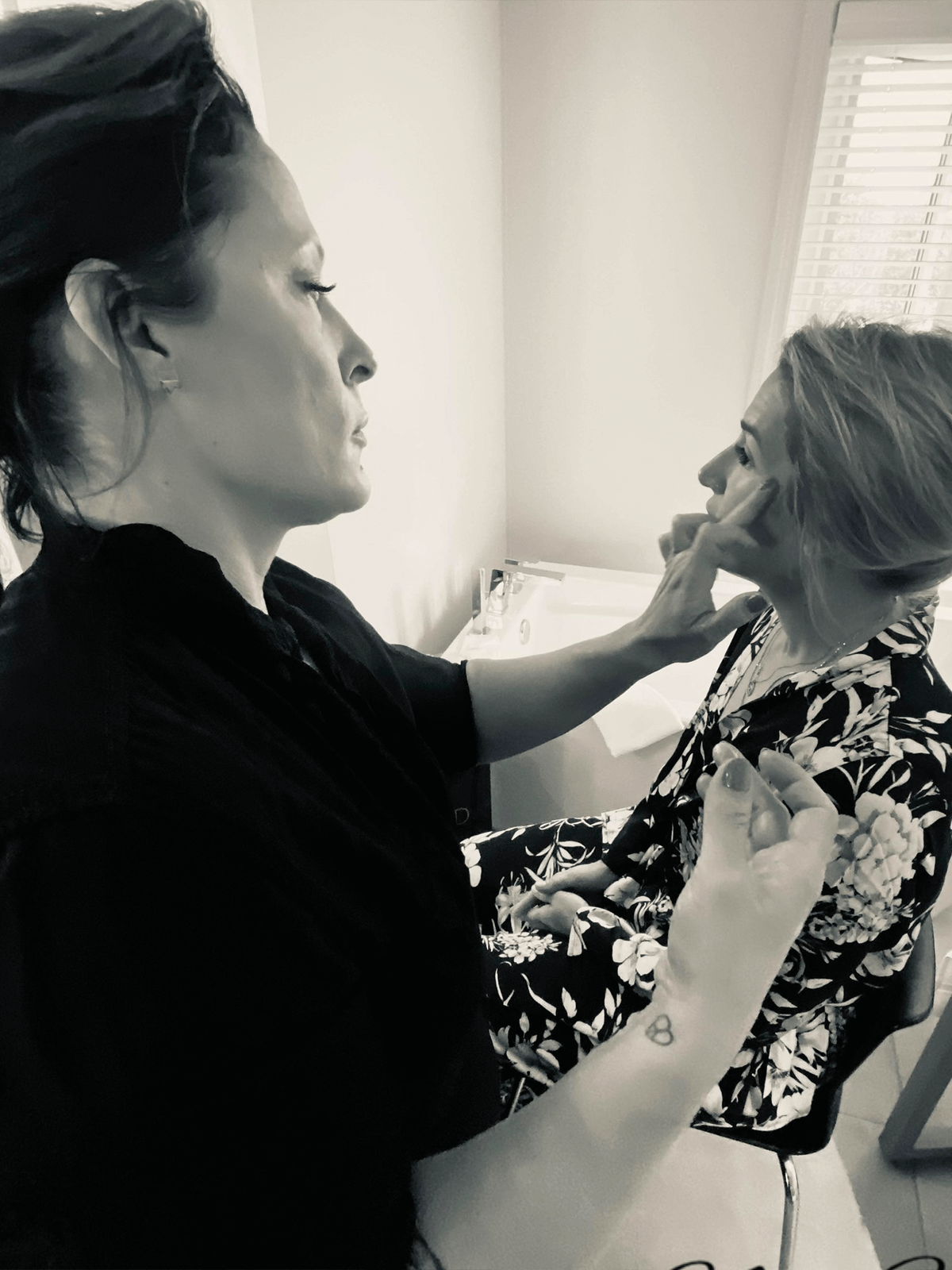 Nathalie Frechette qui maquille une cliente du salon Carte Blanche