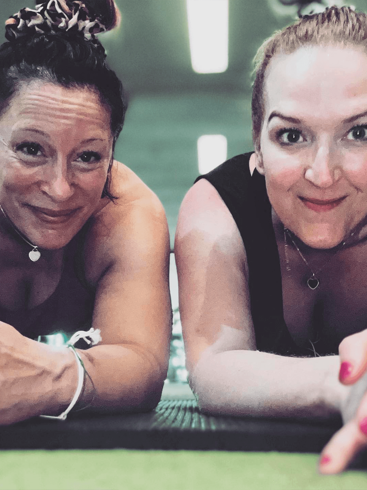 Stephanie Godbout et Nathalie Frechette qui s'entraînent et prouvent que la confiance en soi est le vrai pouvoir