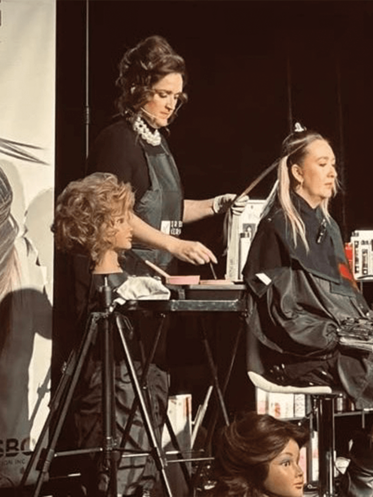 Stephanie Godbout qui coiffe une mannequin lors d'un spectacle de coiffure